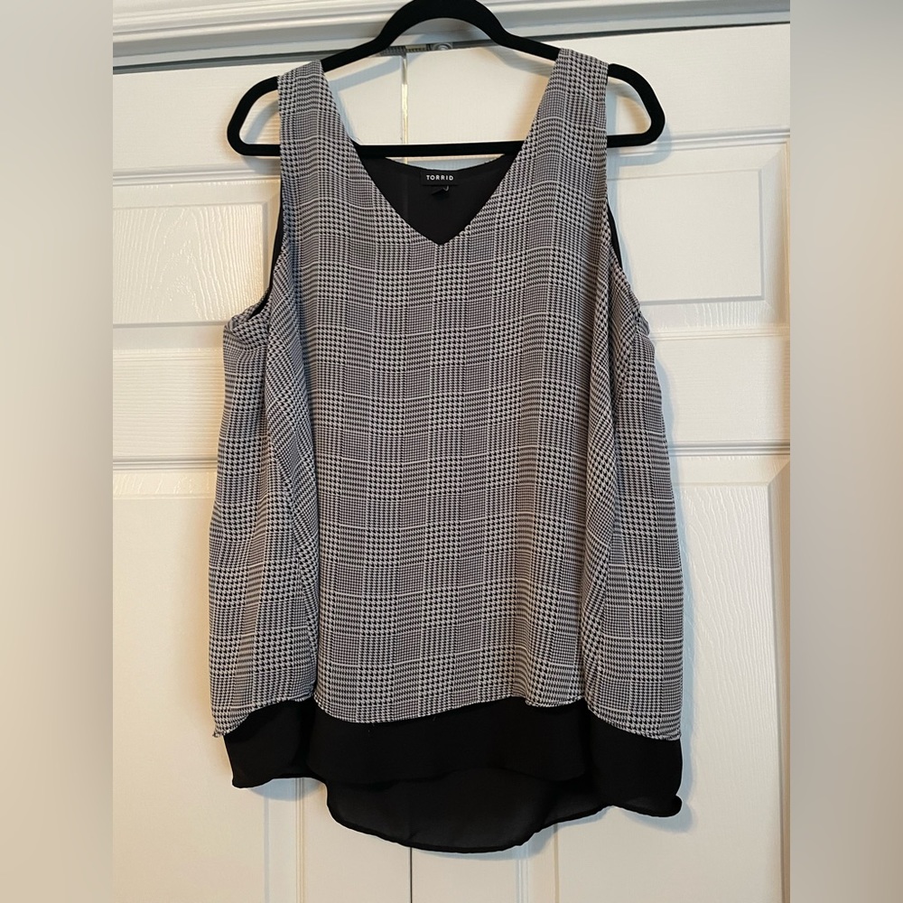 Torrid women’s blouse. Double layered with houndstooth print.